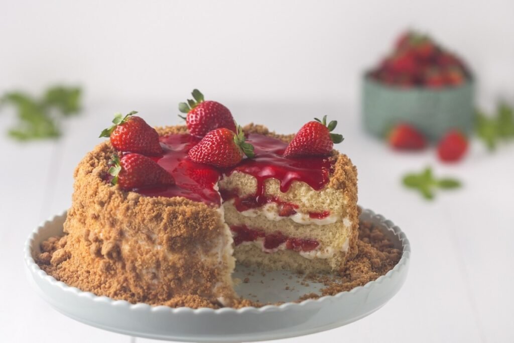 bolo de aniversario com morangos fatiado