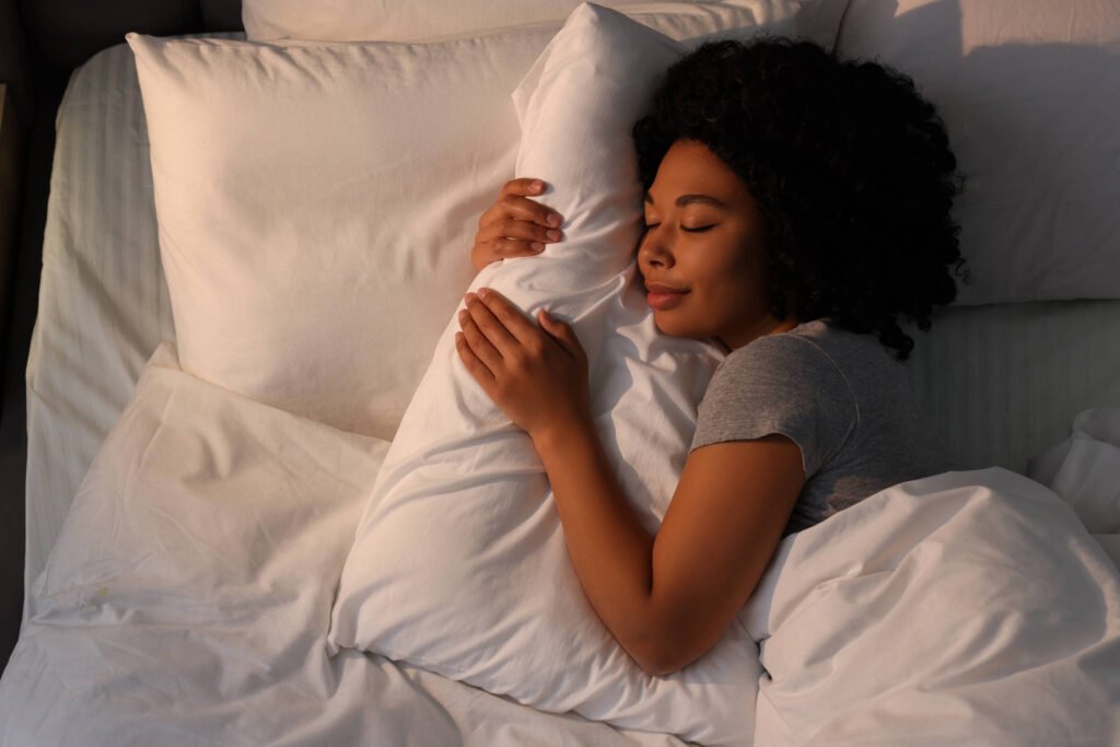 sonham - moça sonhando e sorrindo deitada na cama