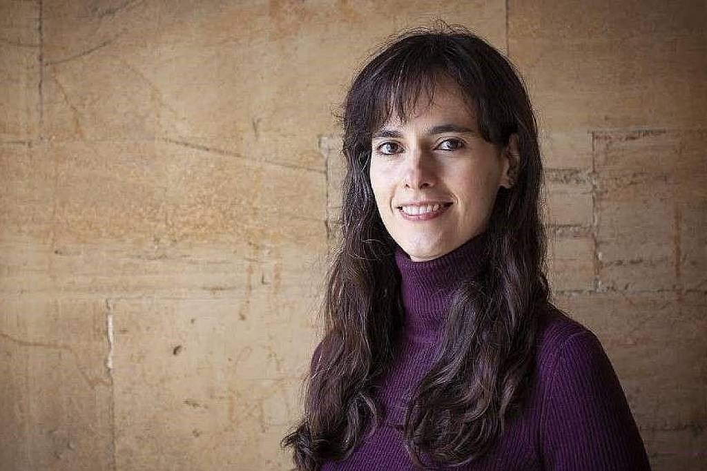 mulher adolecente olhando feliz - privacidade