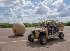 Robo bola texano ao lado de um jeep gaiola