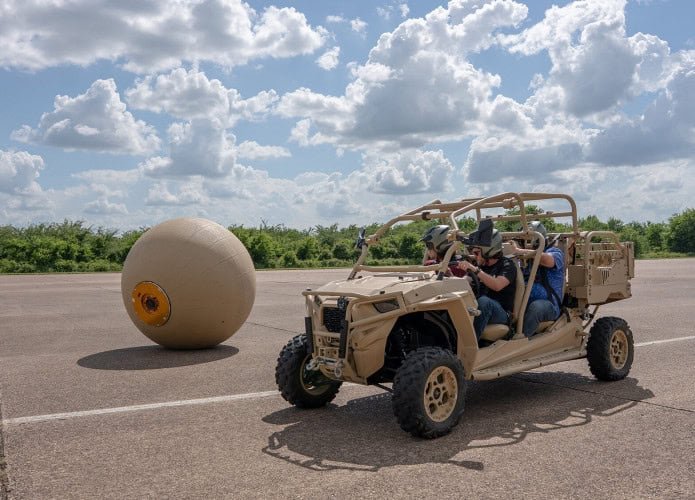 Robo bola texano ao lado de um jeep gaiola